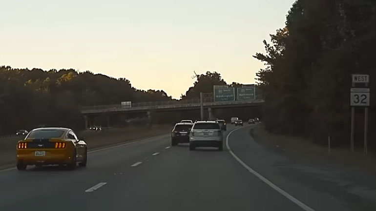 Δύο οδηγοί μάχονται στη μέση του δρόμου με τα οχήματά τους!